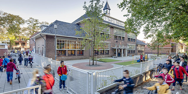 duurzaam monument Derde Philips school klokkentoren baksteen trappenhuis sociale woningbouw huurwoningen peuterspeelzaal ensemble tuinmuren